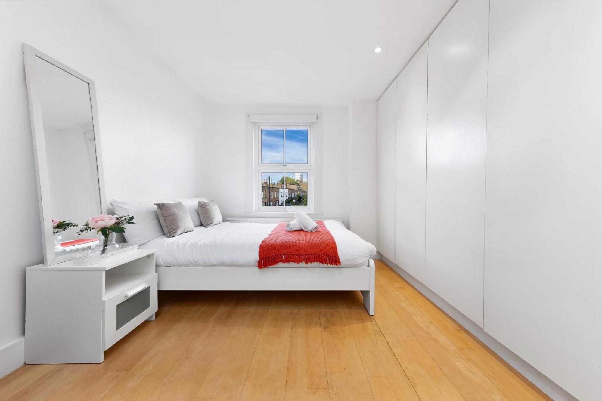 Luxury 4-Bedroom Modern Flat In Central London Steps From Station, Sleeps 9 In Style! Exterior photo