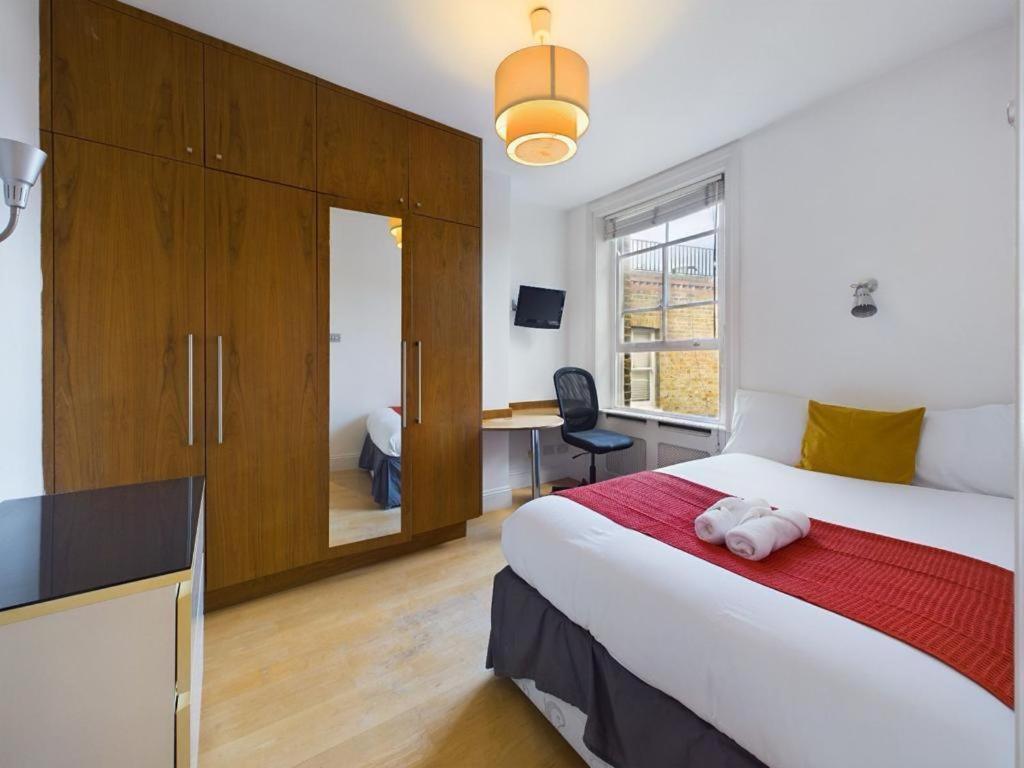 Luxury 4-Bedroom Modern Flat In Central London Steps From Station, Sleeps 9 In Style! Room photo