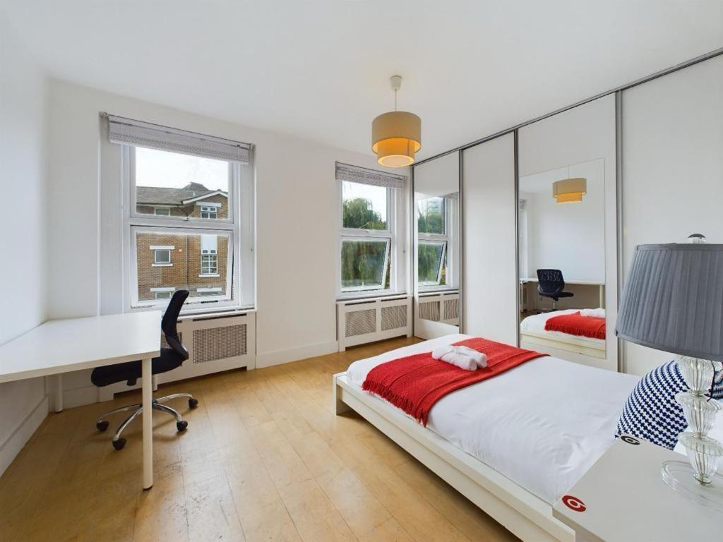 Luxury 4-Bedroom Modern Flat In Central London Steps From Station, Sleeps 9 In Style! Room photo