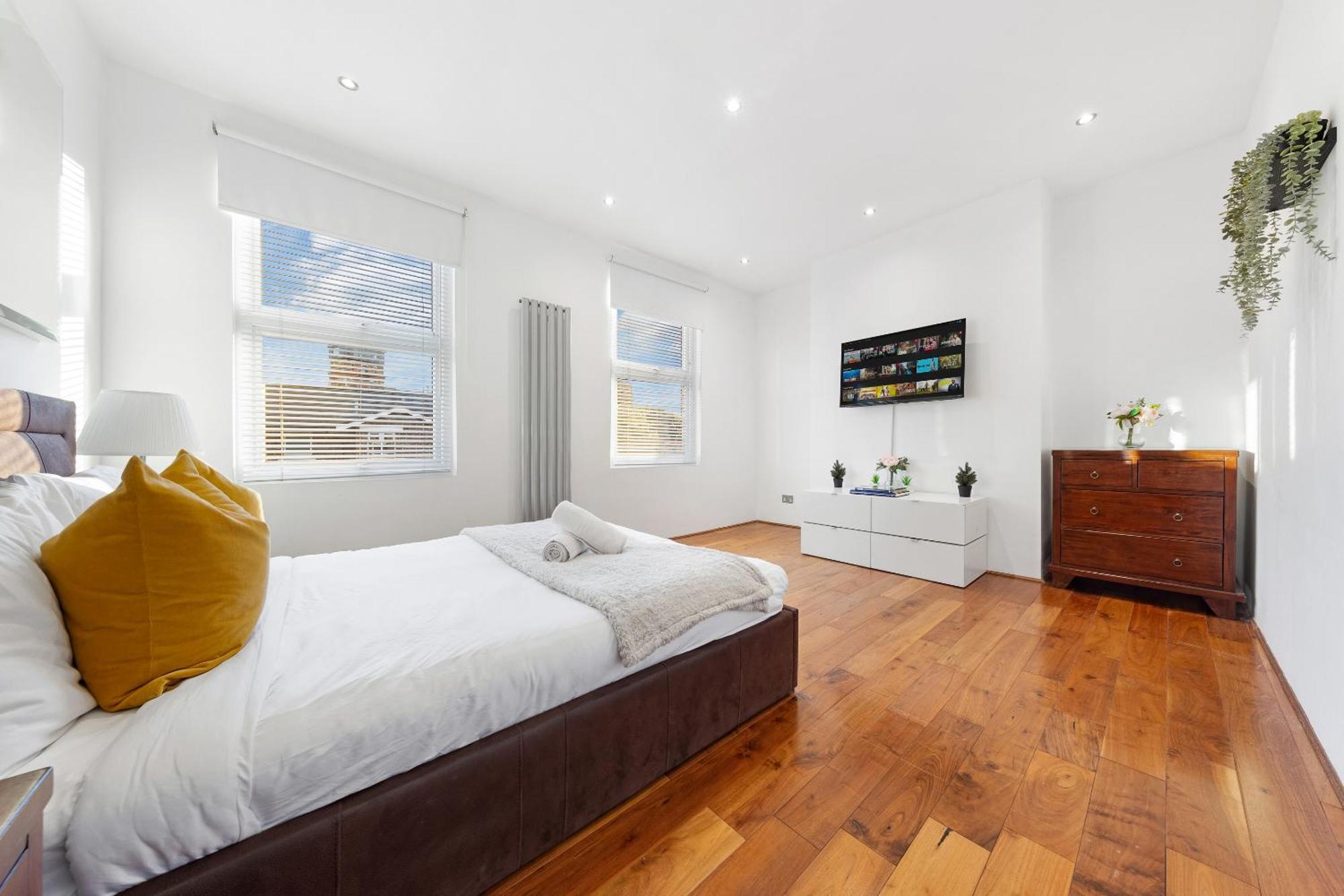 Luxury 4-Bedroom Modern Flat In Central London Steps From Station, Sleeps 9 In Style! Exterior photo