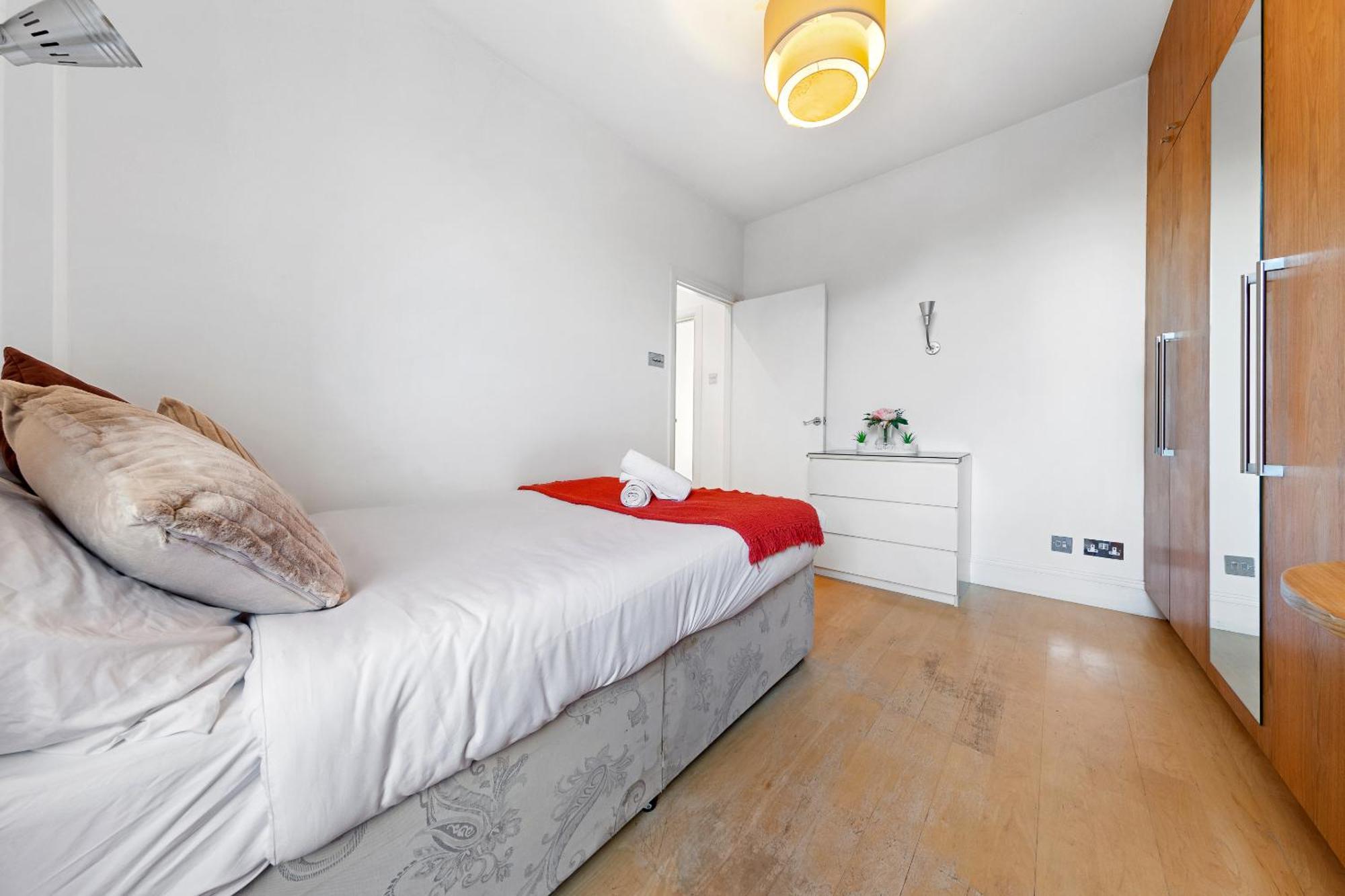 Luxury 4-Bedroom Modern Flat In Central London Steps From Station, Sleeps 9 In Style! Exterior photo