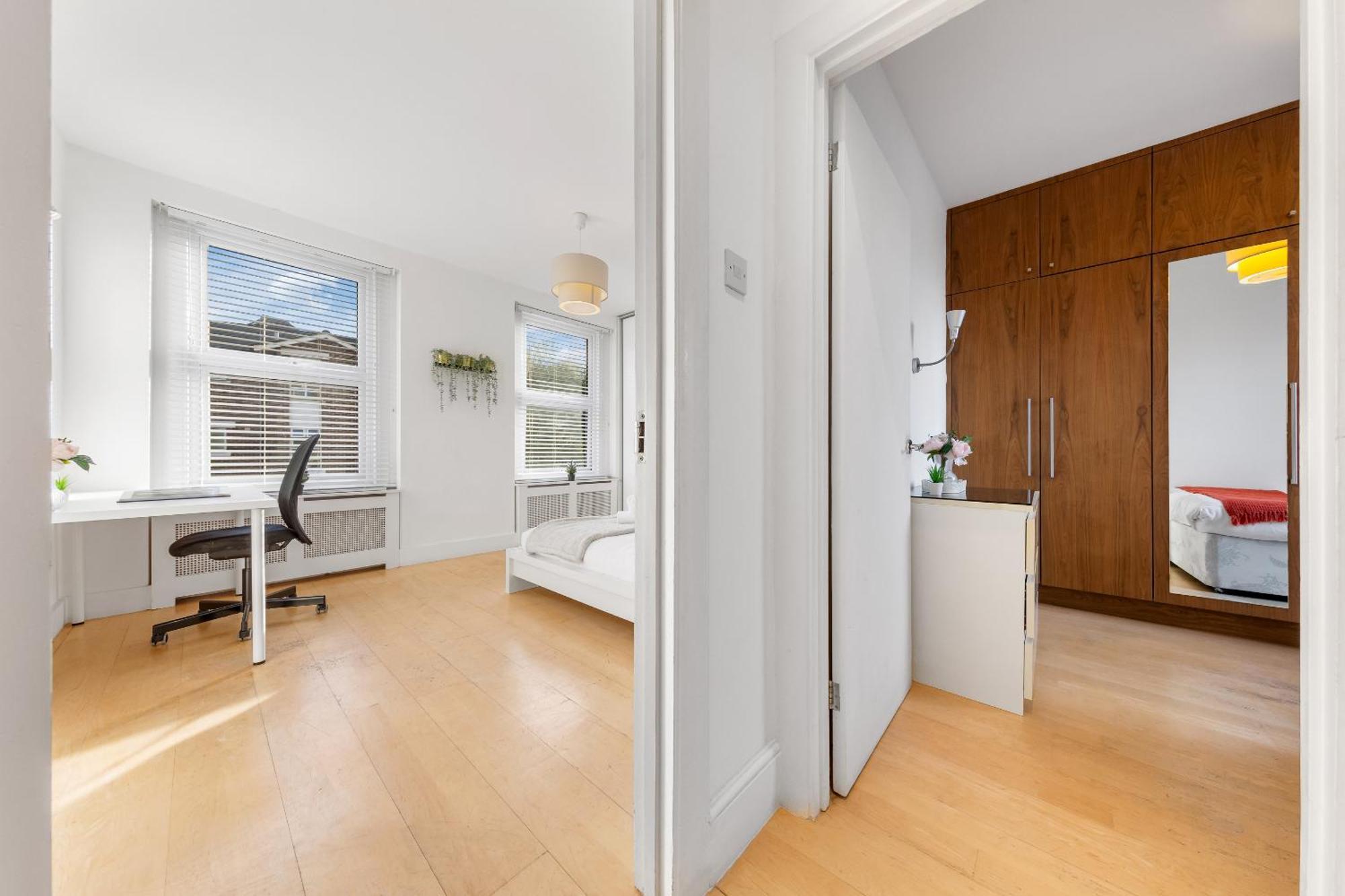Luxury 4-Bedroom Modern Flat In Central London Steps From Station, Sleeps 9 In Style! Exterior photo